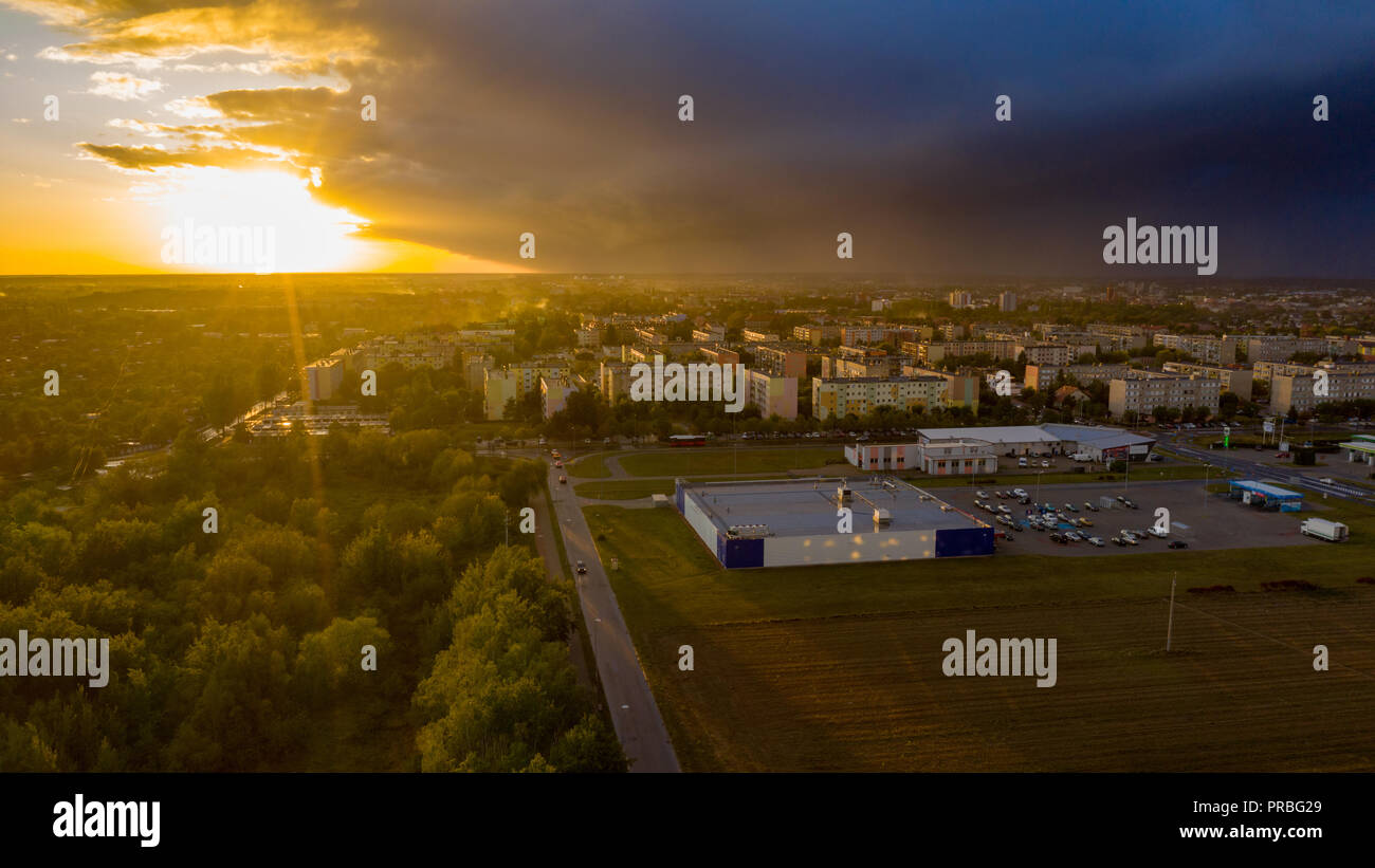 Blick von oben auf Liegenschaften in Ostrow Wielkopolski in Polen, während der dynamischen Wetter. Stockfoto