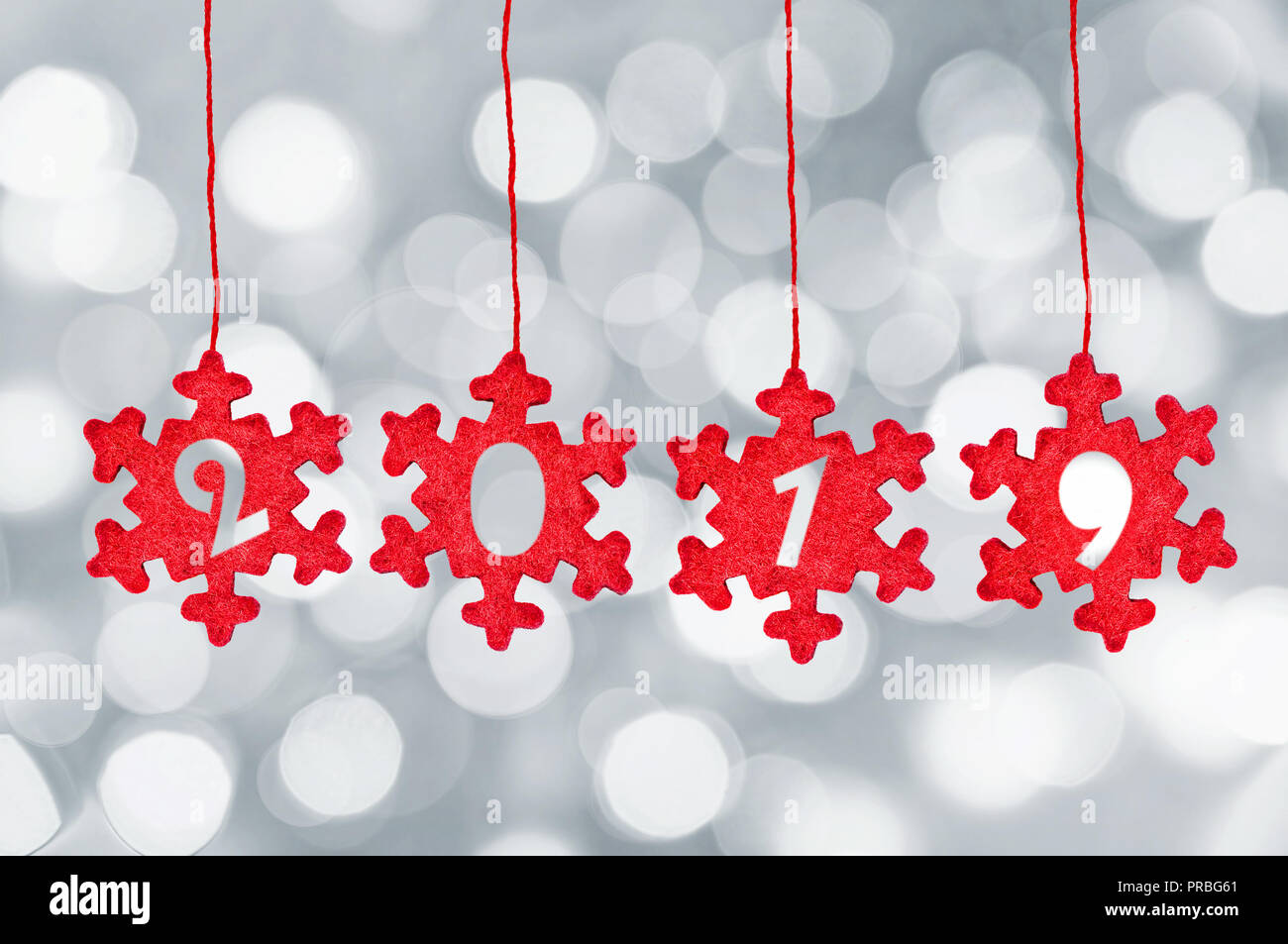 2019 schnitt in rotem Stoff Weihnachtsverzierungen hängen auf bokeh Hintergrund Stockfoto