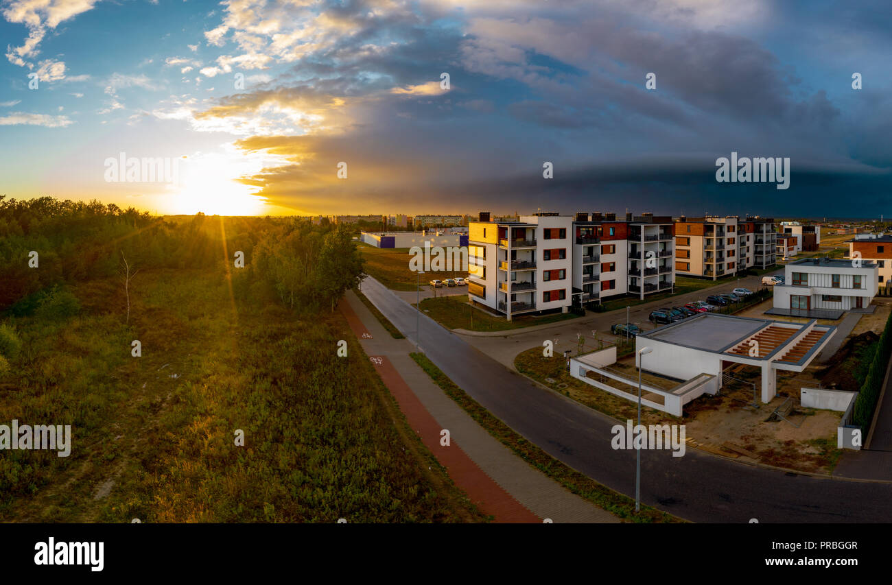 Blick von oben auf Liegenschaften in Ostrow Wielkopolski in Polen, während der dynamischen Wetter. Stockfoto