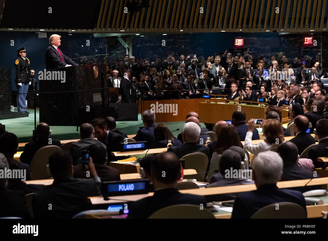 Us-Präsident Donald Trump Adressen der 73. Sitzung der UN-Generalversammlung am Sitz der Vereinten Nationen am 25. September 2018 in New York, New York. In seiner Ansprache das Publikum der Führer der Welt offen lachte im Trump nach prahlen, die er "mehr als jeder amerikanische Präsident in der Geschichte" erreicht. Stockfoto