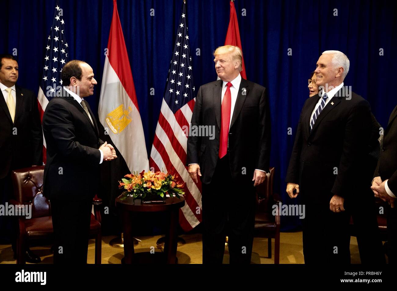 Us-Präsident Donald Trump, Mitte und Vice President Mike Pence, rechts, willkommen Ägyptischen Präsidenten Abdel Fattah el-Sisi vor dem Start von einem bilateralen Treffen am Rande der Generalversammlung der Vereinten Nationen treffen September 24, 2018 in New York, New York. Stockfoto