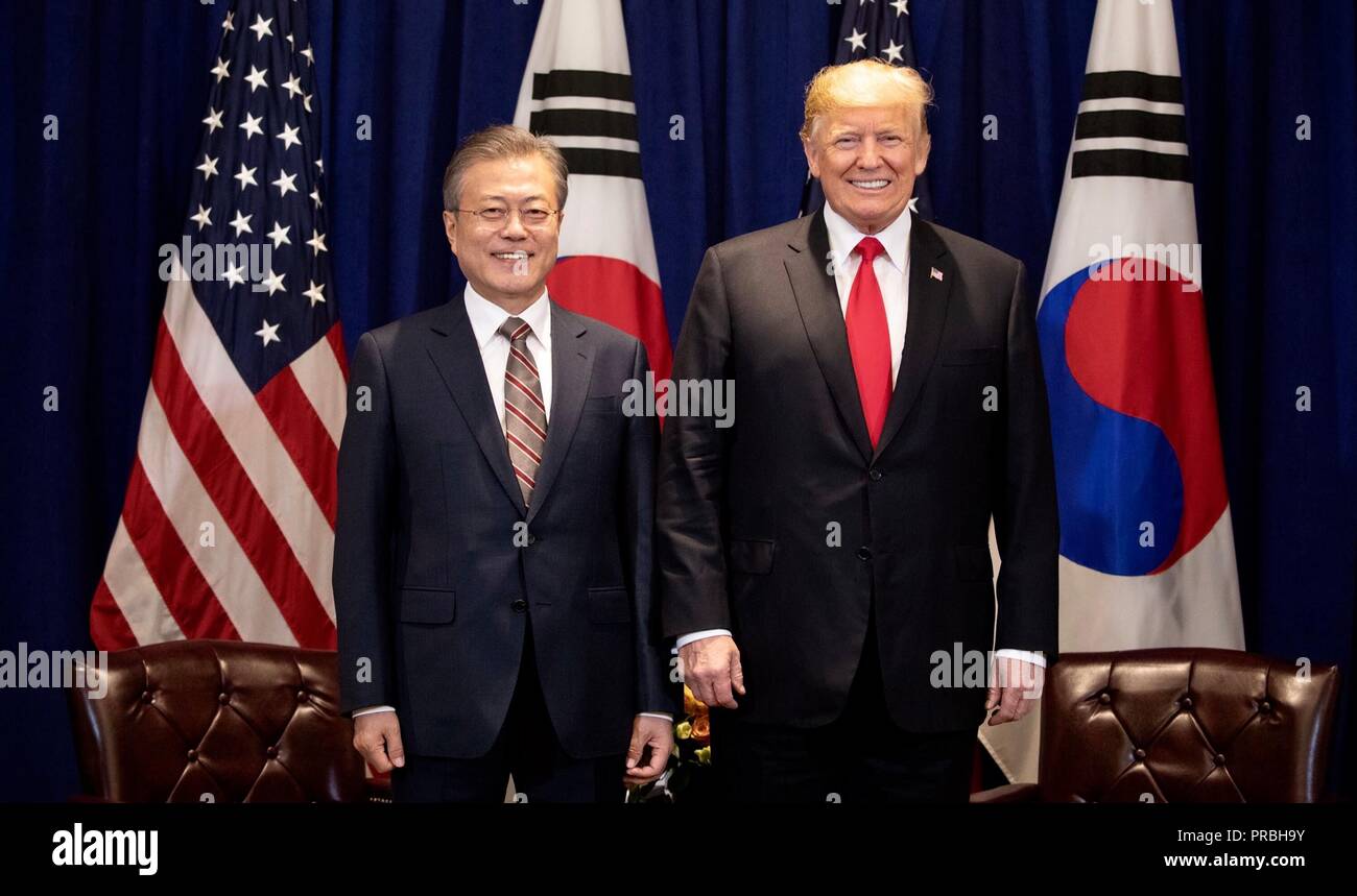 Us-Präsident Donald Trump wirft mit südkoreanischen Präsidenten Moon Jae-in vor dem Start von einem bilateralen Treffen am Rande der Generalversammlung der Vereinten Nationen treffen September 24, 2018 in New York, New York. Stockfoto