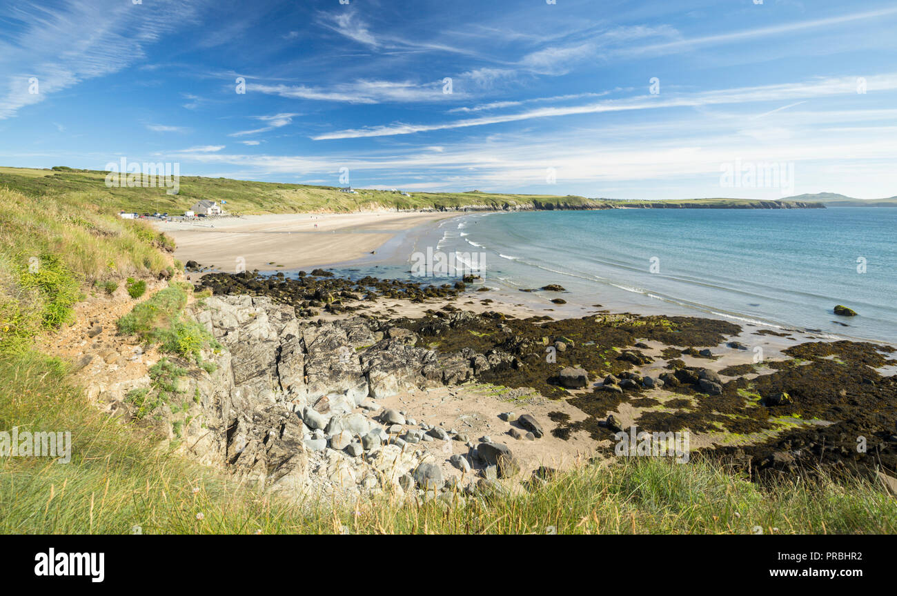 Sandstrand und Felsen von Whitesands Bay bei Ebbe in Pembrokshire, Großbritannien Stockfoto