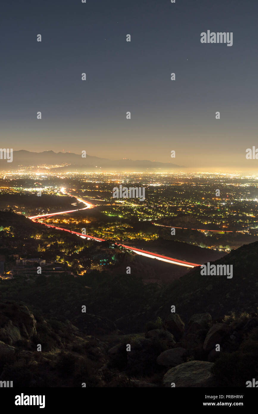 Los Angeles Kalifornien vertikale predawn Ansicht von Porter Ranch und den 118 Freeway im San Fernando Valley. Burbank, North Hollywood und die San Akv Stockfoto