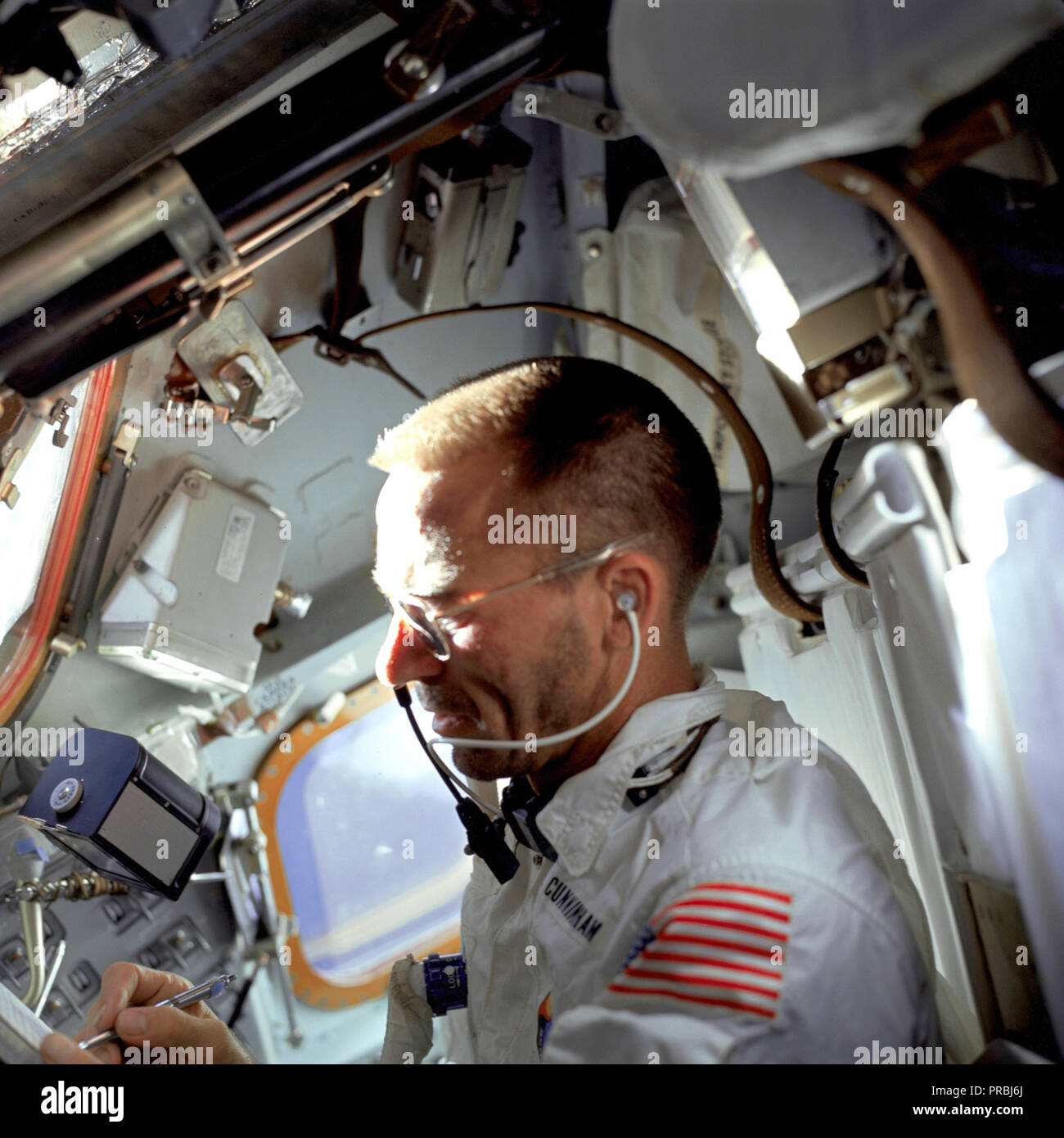 (20 Oktober 1968) - - - Astronaut Walter Cunningham, Apollo 7 Lunar Module Pilot, schreibt mit Space pen, wie er fotografiert ist der Flug Aufgaben Am neunten Tag der Apollo 7-Mission. Beachten Sie die 70 mm Hasselblad Kamera film Magazin direkt über Cunninghams Rechten schweben in der Schwerelosigkeit (Schwerelosigkeit) Umgebung der Sonde. Stockfoto