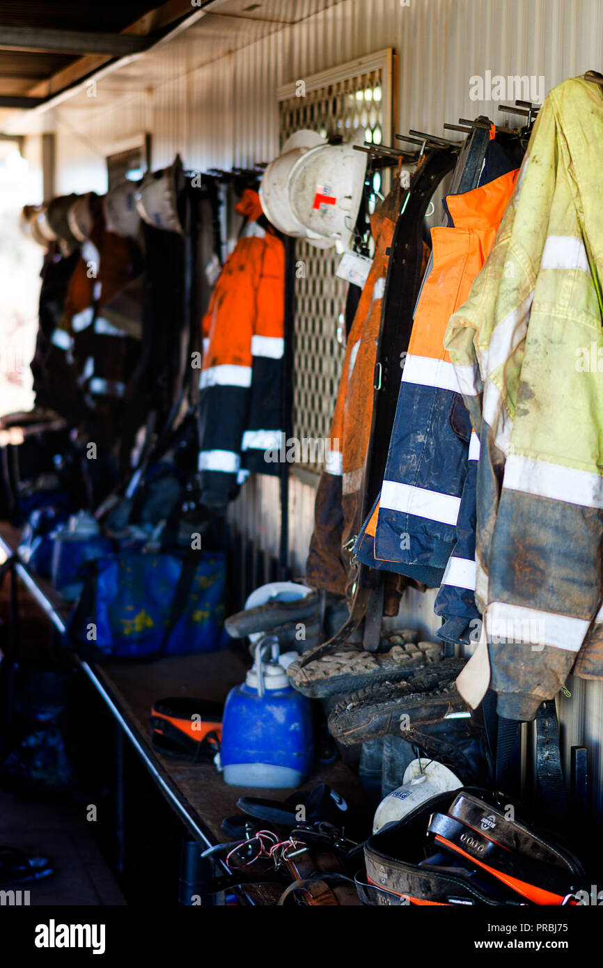 Bergleute Kleidung und persönliche Gegenstände und Sicherheitsausrüstung auf Goldmine in Western Australia hängen Stockfoto