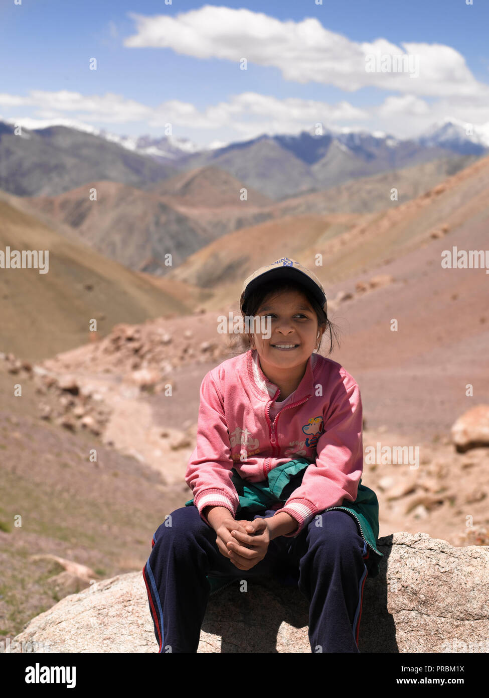 Junge indische GIRLTREKKING IN TINGMOSGANG, Ladakh, Kaschmir, Indien, Asien Stockfoto