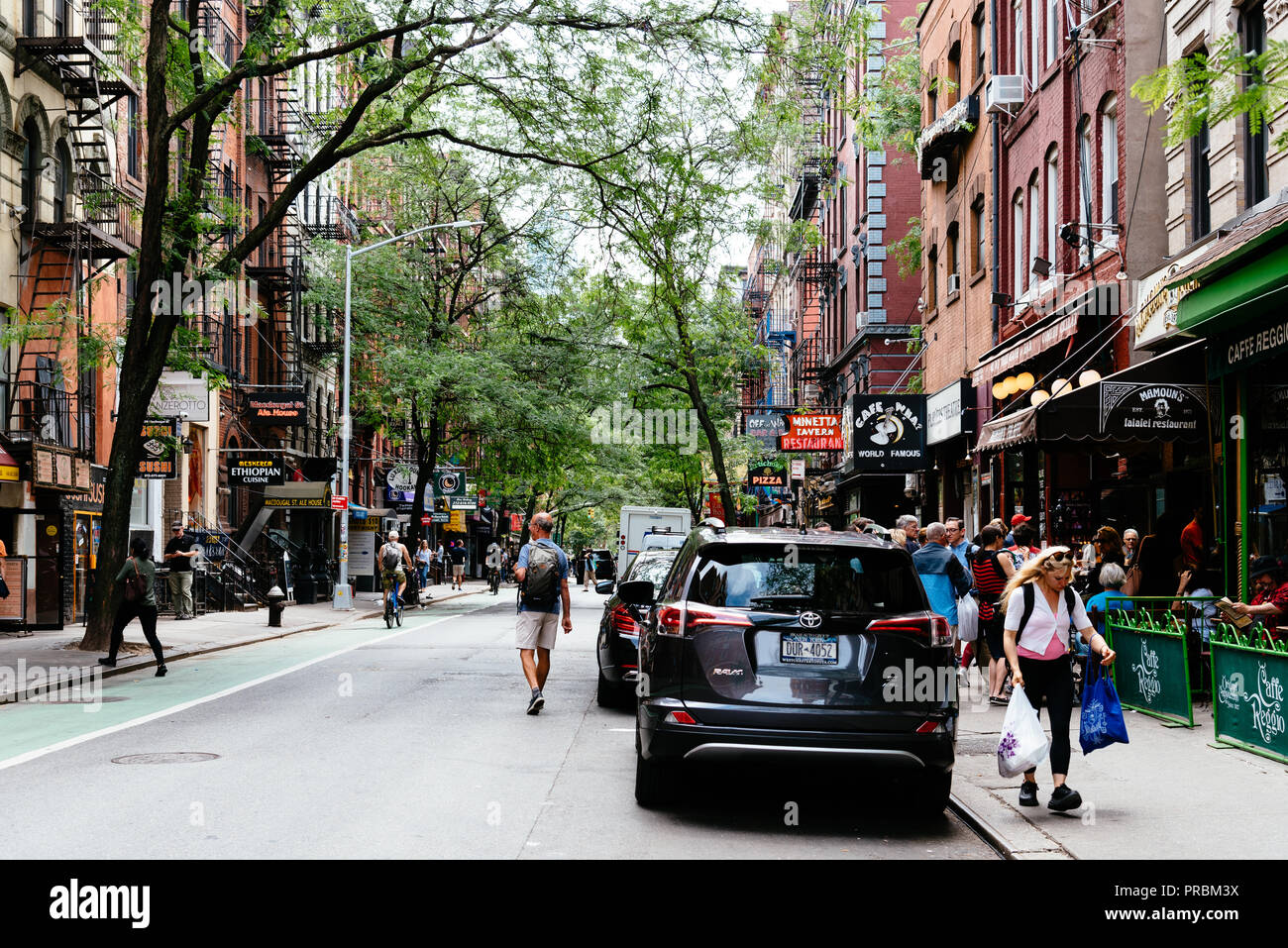New York City, USA - 22. Juni 2018: Stores und Business in MacDougal Street in Greenwich Village. Es wurde gerufen, die buntesten und magnetische Ve Stockfoto