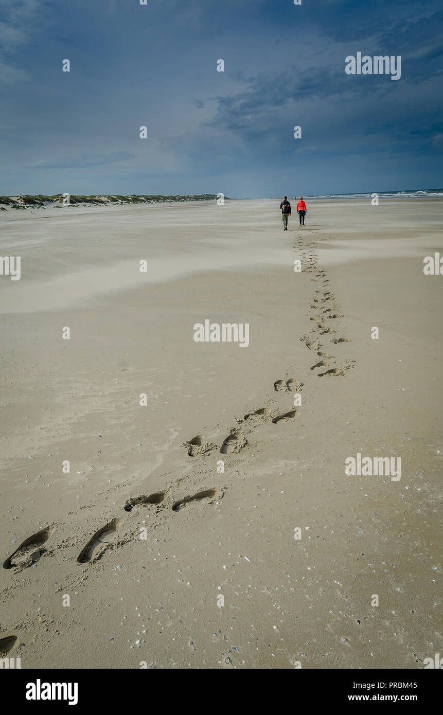 Spuren am Strand, Paar waling auf dem weichen Sand Stockfoto