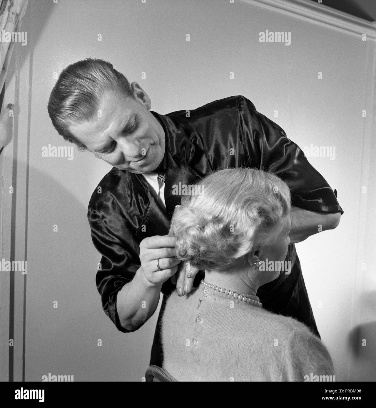 Ein 50er-Jahre Frisur. Eine Frau an der Friseur 1952. Schweden 1952. Ref 1962 Stockfoto