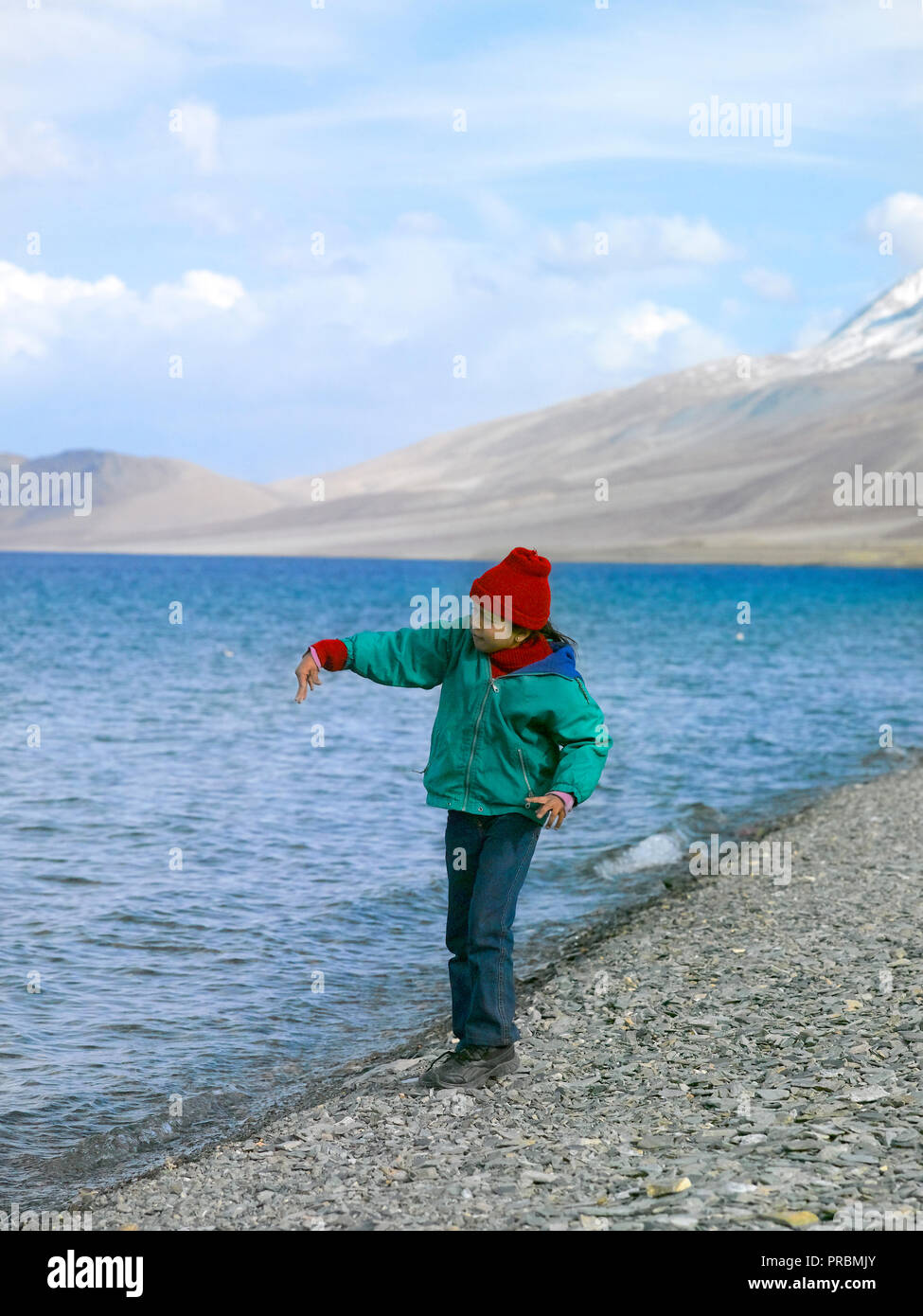 Junge indische Mädchen an PANGONG SEE, Ladakh, Jammu und Kaschmir, Indien, Asien Stockfoto