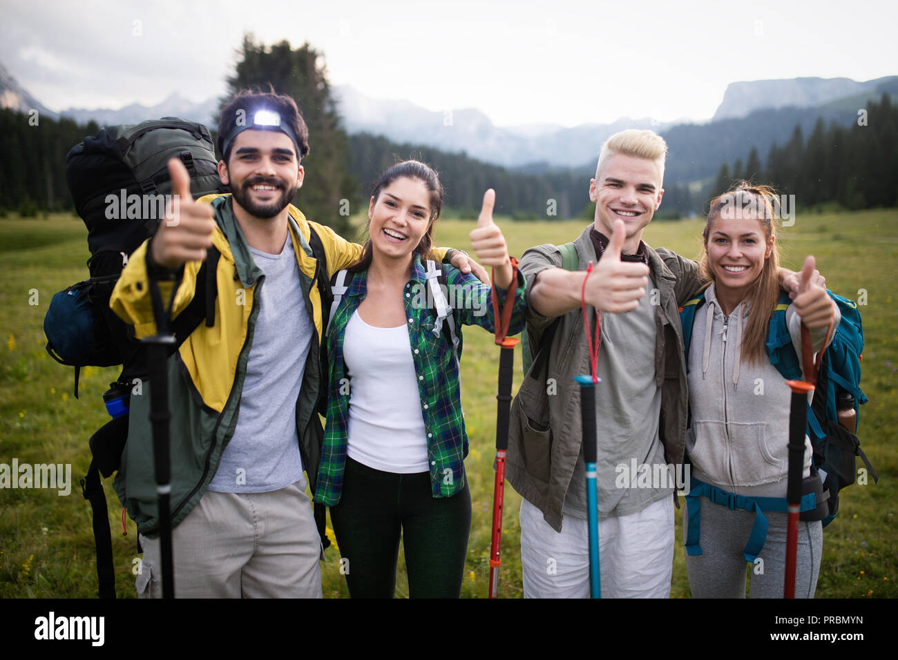 Wandern mit Freunden ist so lustig. Gruppe der jungen Menschen mit Rucksäcken zusammen gehen Stockfoto