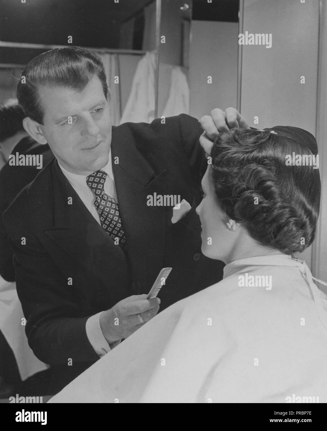 Ein 50er Jahre Frisur Eine Frau An Der Friseur Curt Hallin Erstellt Eine Typische 50er Jahre Frisur Stockfotografie Alamy