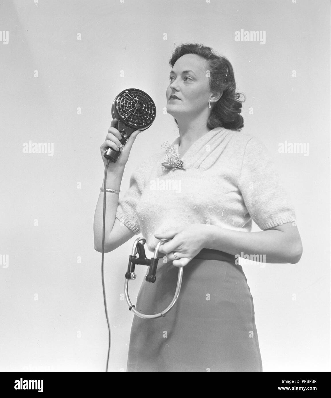 Föhn in den 1950er Jahren. Eine Frau an der Sankt Eriks-Mässan 1952. Jährliche internationale Konsumgütermesse in Stockholm, Schweden. Stockfoto