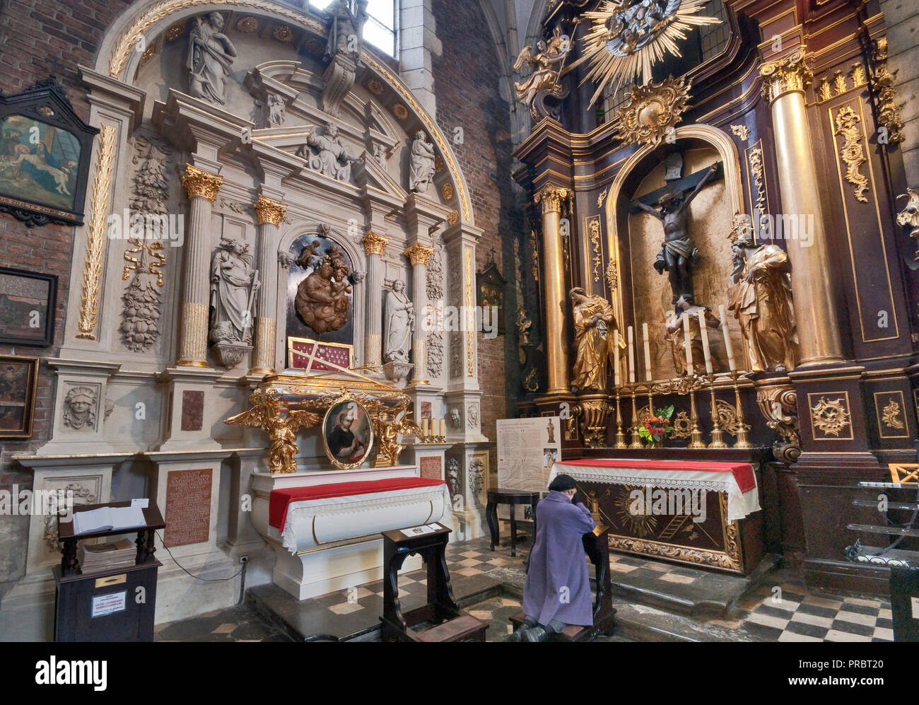 Heiligen Stanislaw renaissance Altar und Mausoleum auf der linken, barocken Altar auf der rechten Seite, Corpus Christi Basilika im Stadtteil Kazimierz in Krakau, Polen Stockfoto