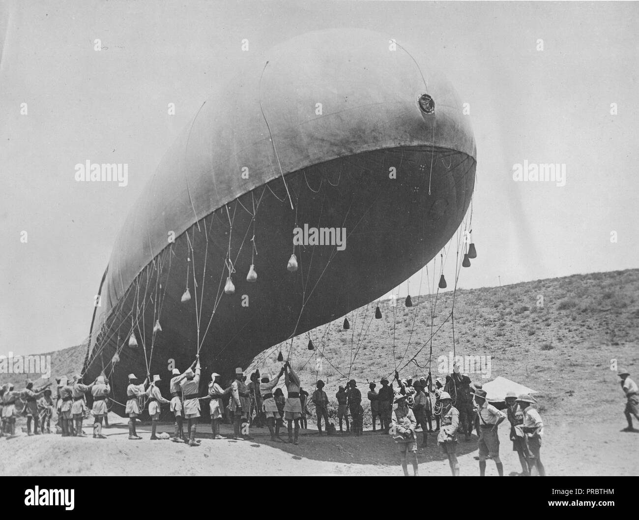 Britische Beobachtung Luftballon zu machen ein Aufstieg in Mesopotamien. Ein Ballon Unternehmen freigeben, einen Ballon aus der Liegeplätze. Mit Ausnahme der Offiziere, die gesamte Crew ist der indischen Truppen gemacht Stockfoto