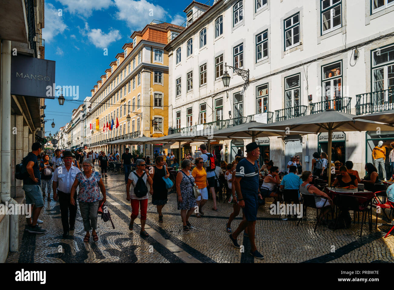 Lissabon, Portugal - Sept 28, 2018: Touristen, die Geschäfte und Restaurants im Zentrum von Lissabon in der Fußgängerzone gefunden, Rua Augusta Stockfoto