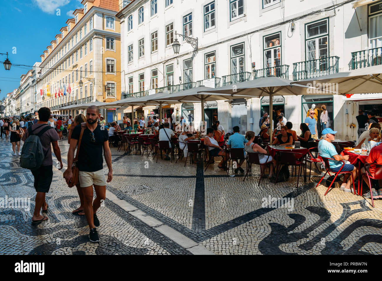 Lissabon, Portugal - Sept 28, 2018: Touristen, die Geschäfte und Restaurants im Zentrum von Lissabon in der Fußgängerzone gefunden, Rua Augusta Stockfoto