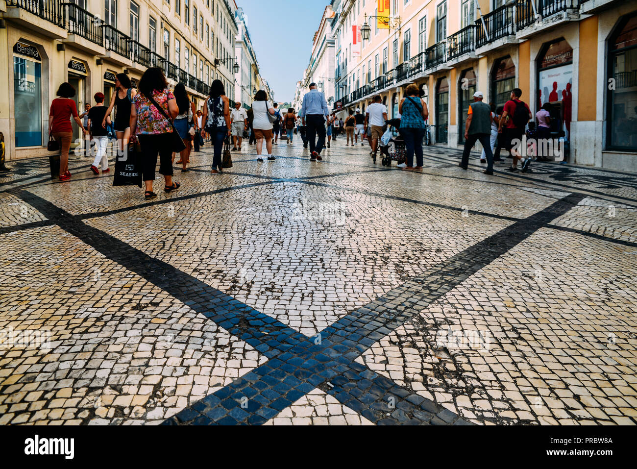 Lissabon, Portugal - Sept 28, 2018: Touristen, die Geschäfte und Restaurants im Zentrum von Lissabon in der Fußgängerzone gefunden, Rua Augusta Stockfoto