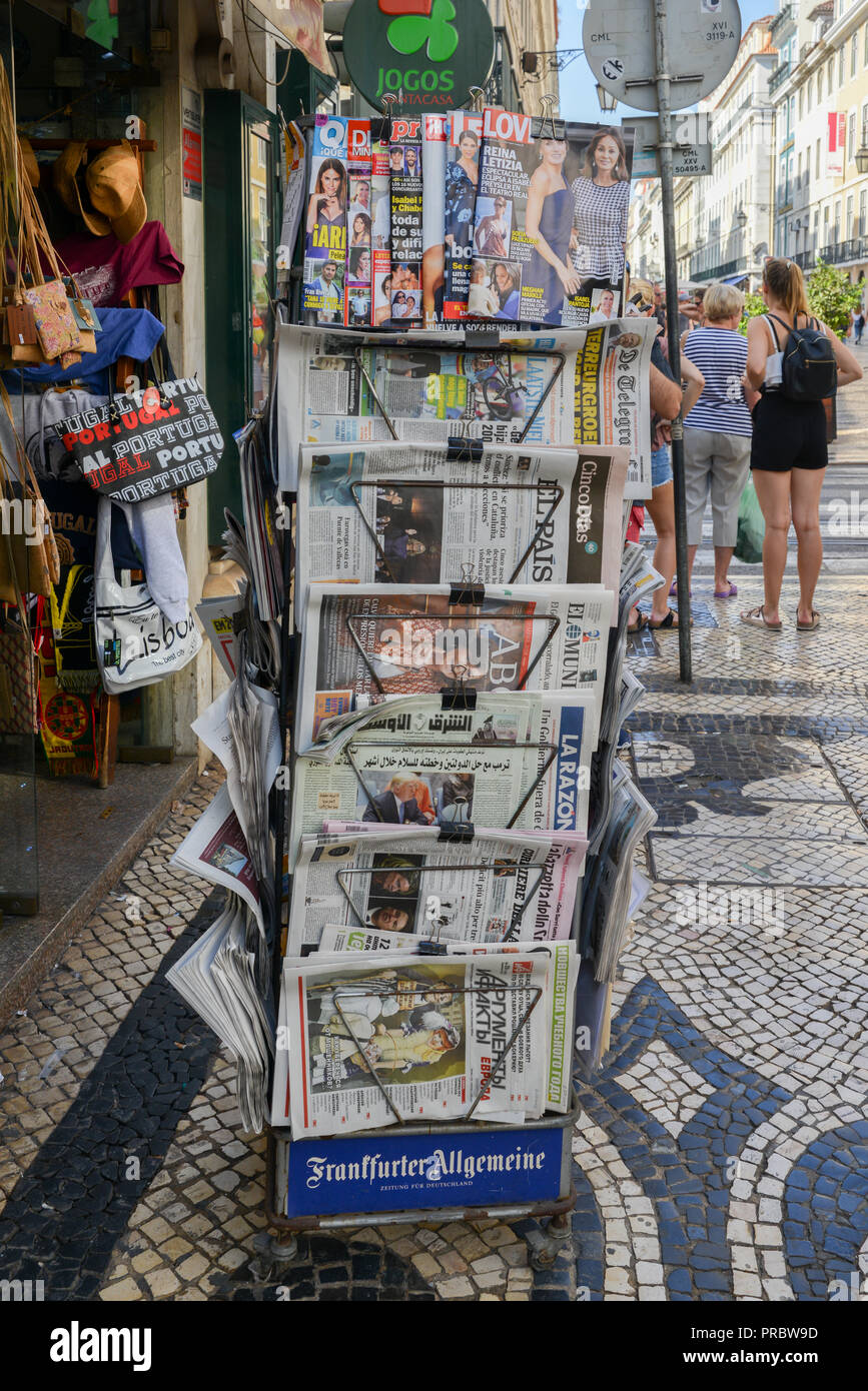 Lissabon, Portugal - Sept 28, 2018: Mehrere internationale Zeitungen auf einem Ständer in der Rua Augusta, Lissabon, Portugal Stockfoto