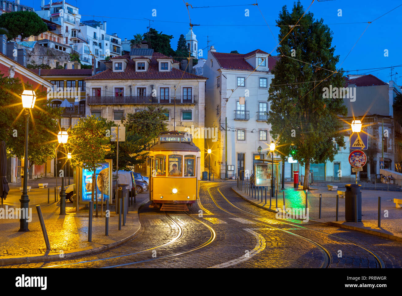 Lissabon, Straßenbahn in der Nähe von Miradouro de Santa Luzia Stockfoto