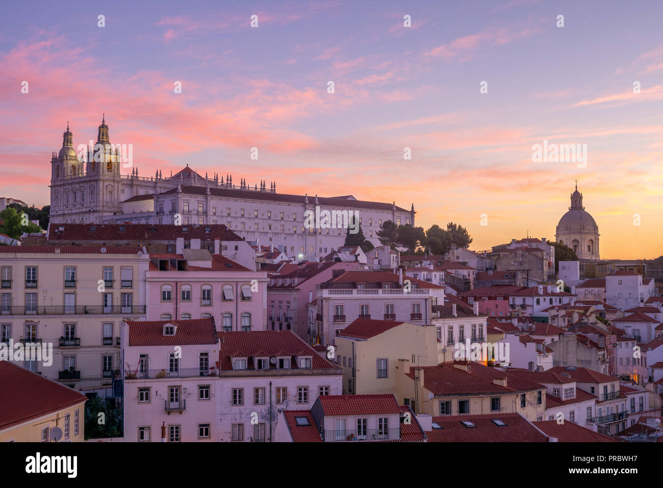 Skyline von alfama von Lissabon, Portugal in der Morgendämmerung Stockfoto