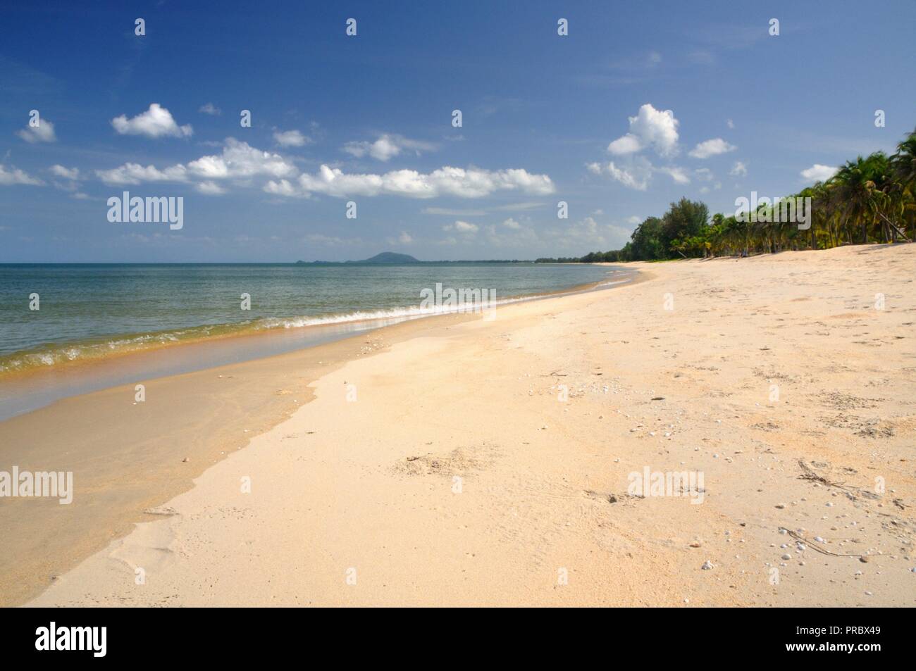 Fußspuren im weißen Sand des Paradieses Ban Krut Strand von Bang Saphan Bezirk von Prachuap Khiri Khan Provinz von Thailand. Stockfoto