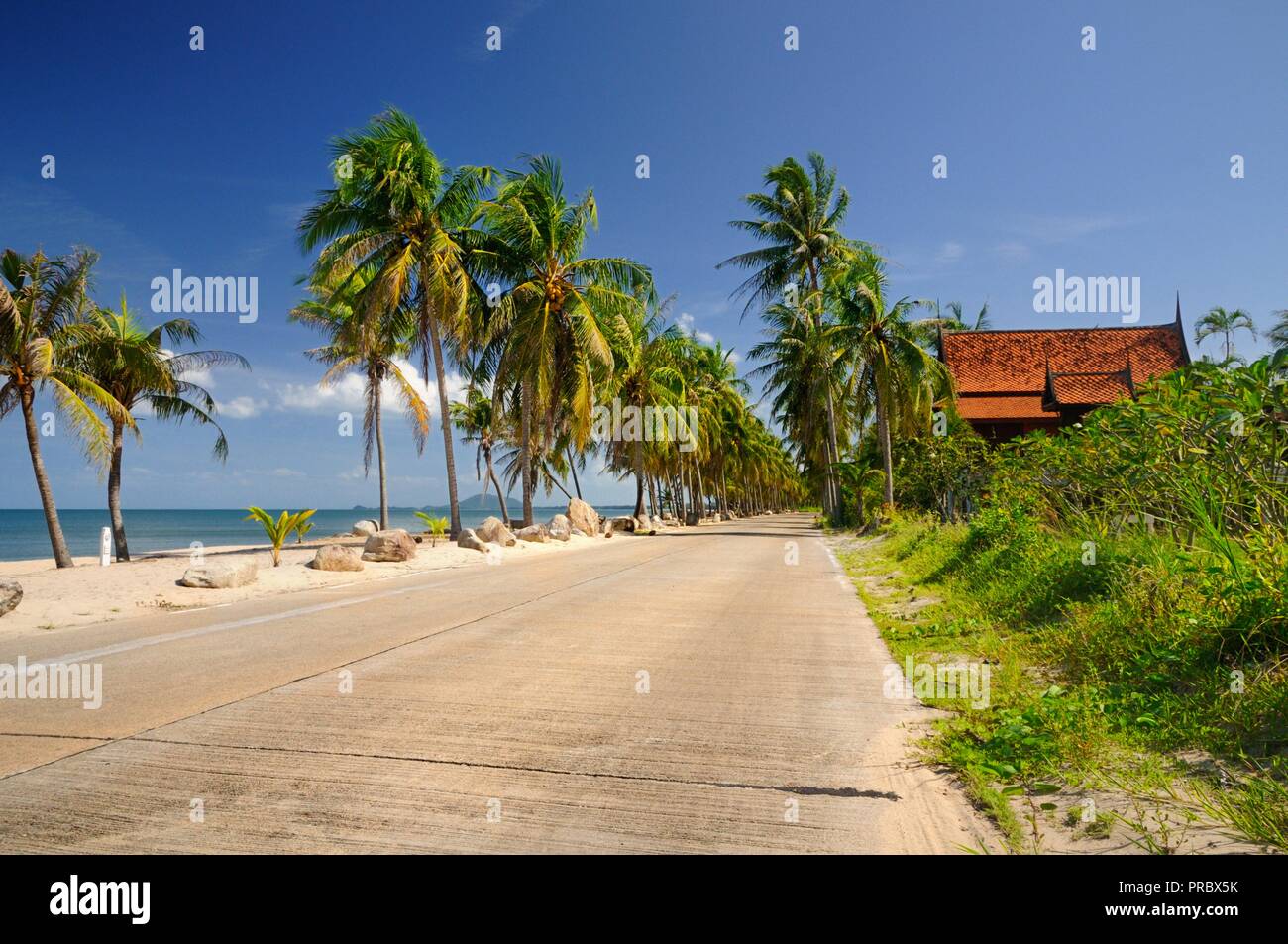 Malerische konkrete Straße entlang Paradies Ban Krut Strand von Bang Saphan Bezirk von Prachuap Khiri Khan Provinz von Thailand. Stockfoto