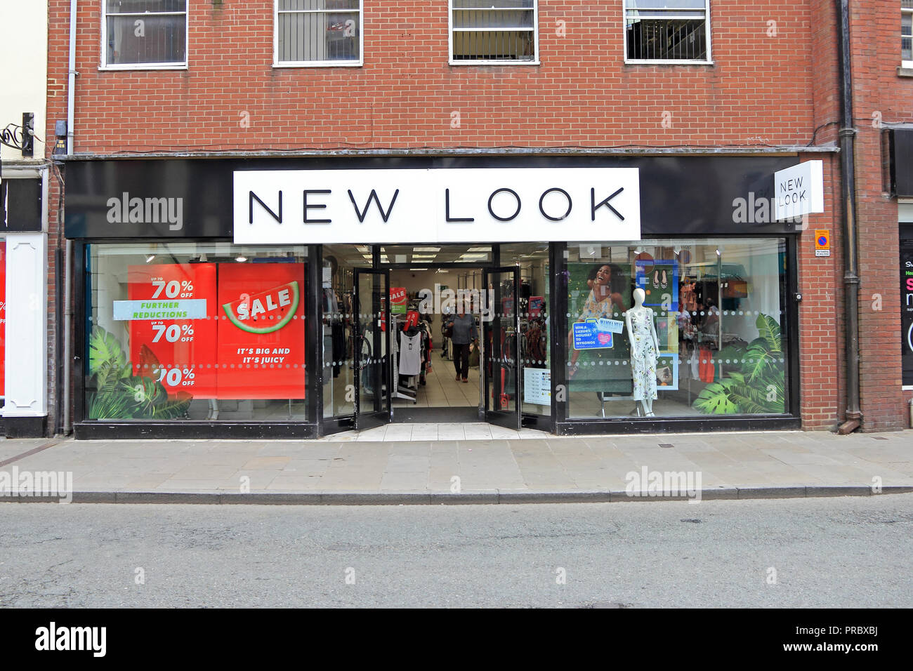 Neue Fashion Store suchen, Oswestry Stockfoto