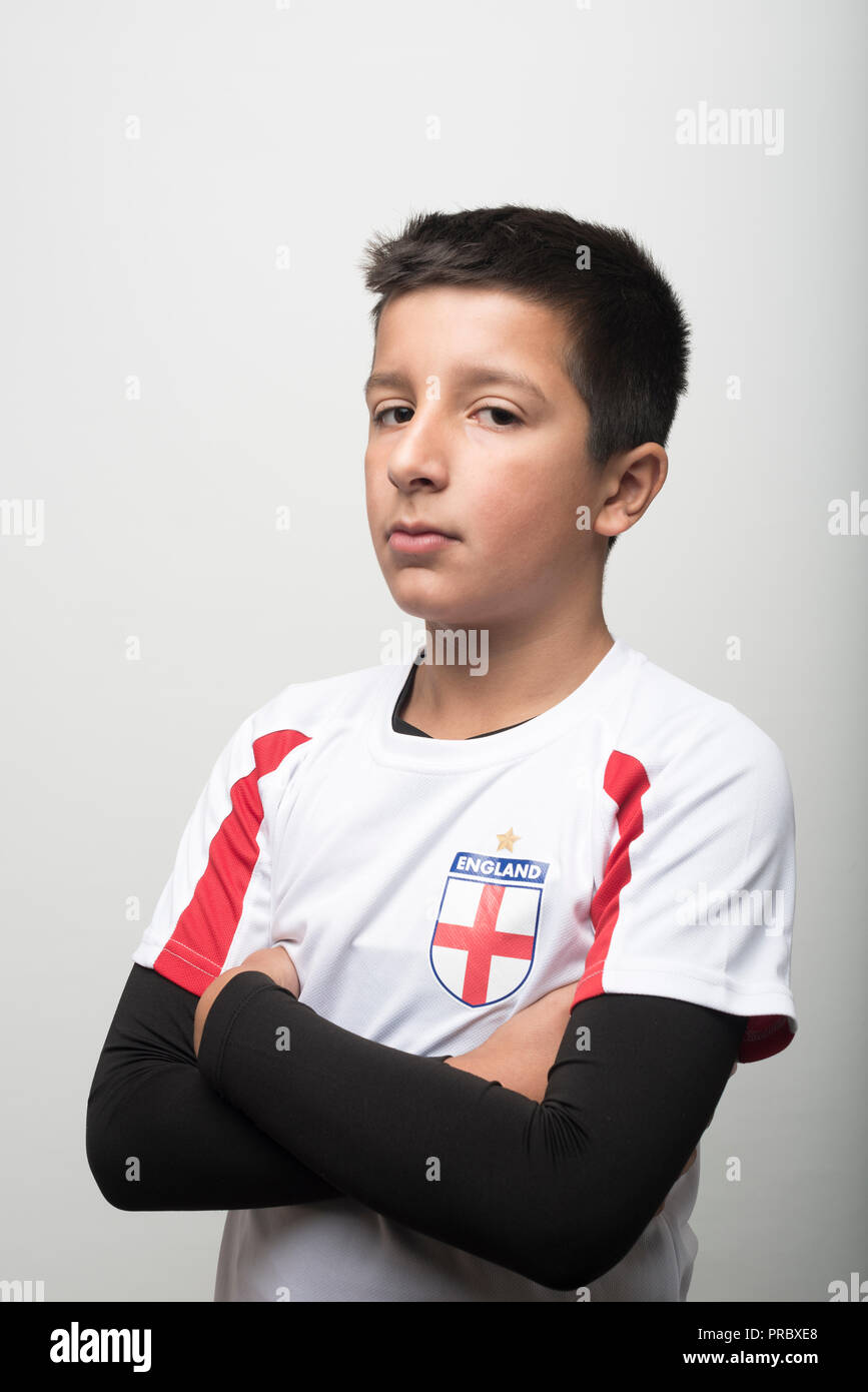 Studio Portrait von 10 Jahre alten Jungen in England National Football team Shirt Stockfoto
