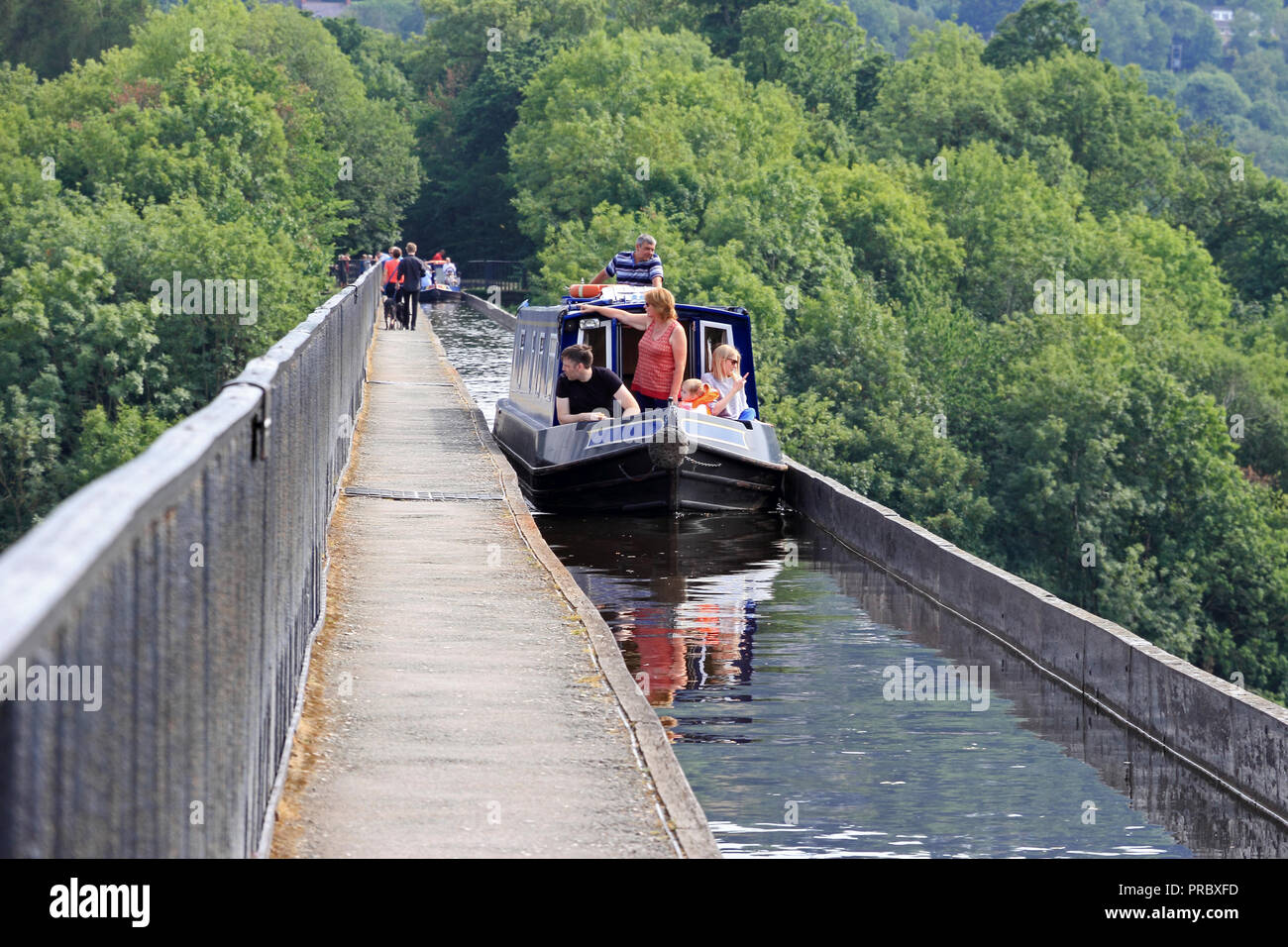 Schmale Boot überqueren der Pontcysyllte Aqueduct auf Llangollen Canal Stockfoto
