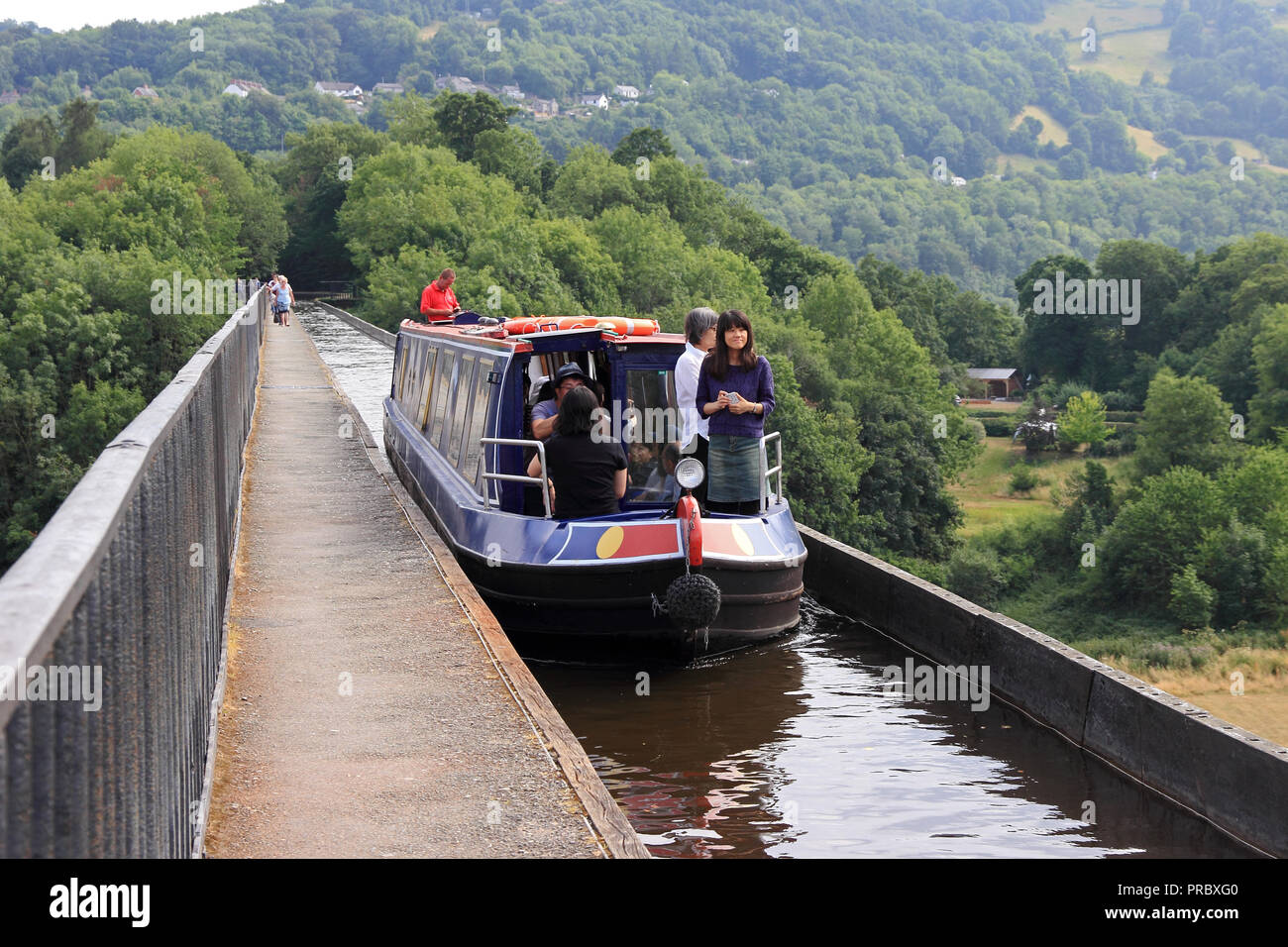 Schmale Boot überqueren der Pontcysyllte Aqueduct auf Llangollen Canal Stockfoto