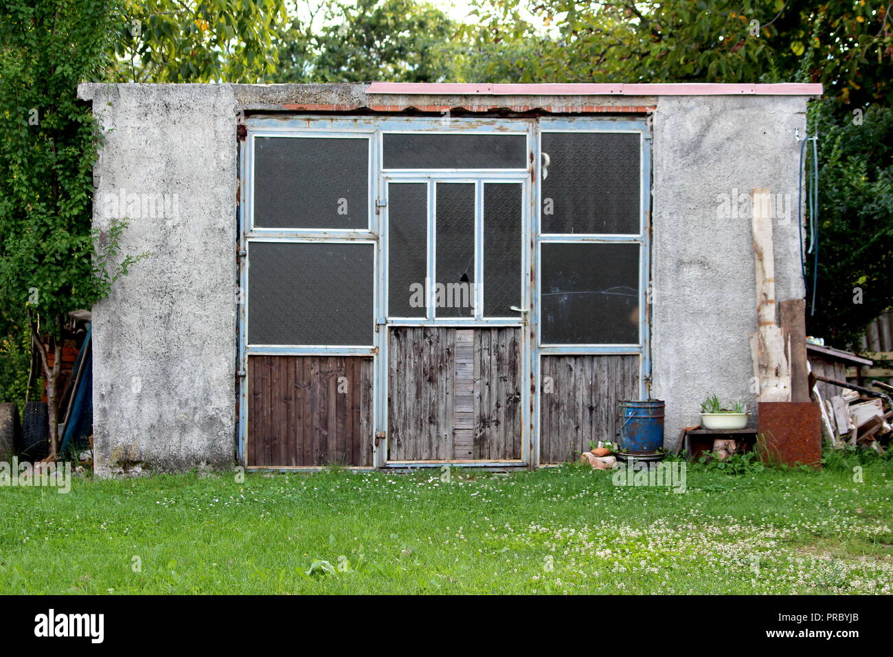 Hausgemachte Alte Beton Gartenhaus Mit Grossen Metallrahmen Turen
