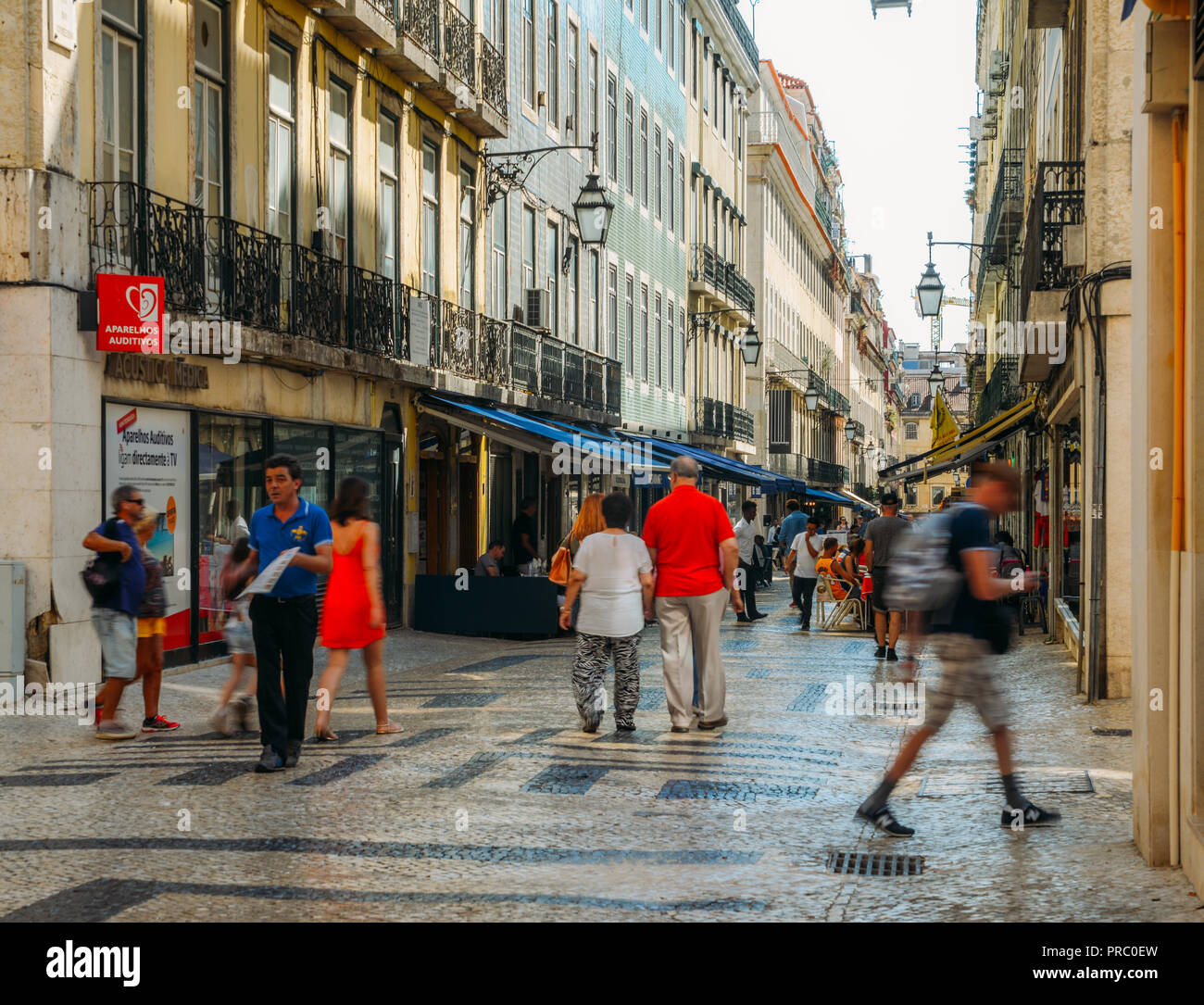 Lissabon, Portugal - Sept 23, 2018: Touristische Fußgängerzone Rua da Prata in Lissabon, Portugal witih Bewegungsunschärfe Stockfoto