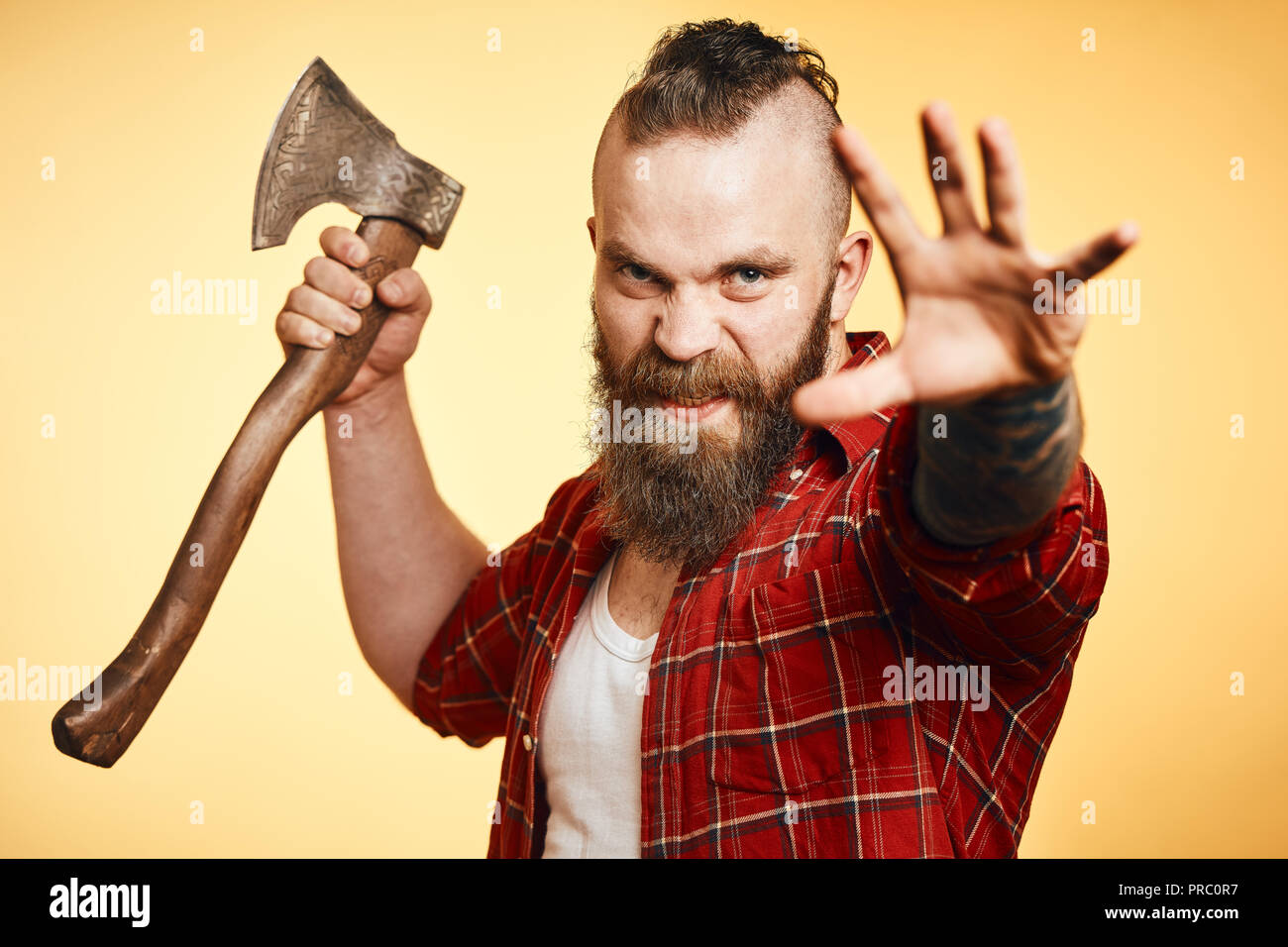 Agressive Holzfäller. bärtiger Mann mit Axt schwingend Stockfoto Agressive Holzfäller. bärtiger Mann mit Axt schwingend Stockfoto