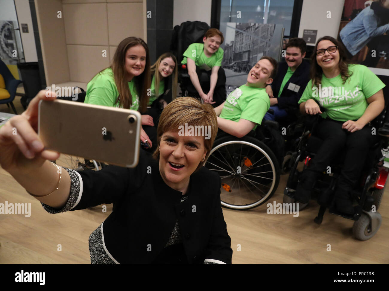 Nicola Stör, der erste Minister von Schottland hat eine selfie mit Eilidh Gibb, Caitlyn Fulton, Joshua Millar, Rian Hiney, Natalie Bell und Harry Stratton bei der Eröffnungsveranstaltung in Edinburgh des Drehens für Change & ETH genommen;&Pound; 300.000 Projekt das Leben der jungen Menschen mit Behinderungen in Schottland zu verwandeln. Stockfoto