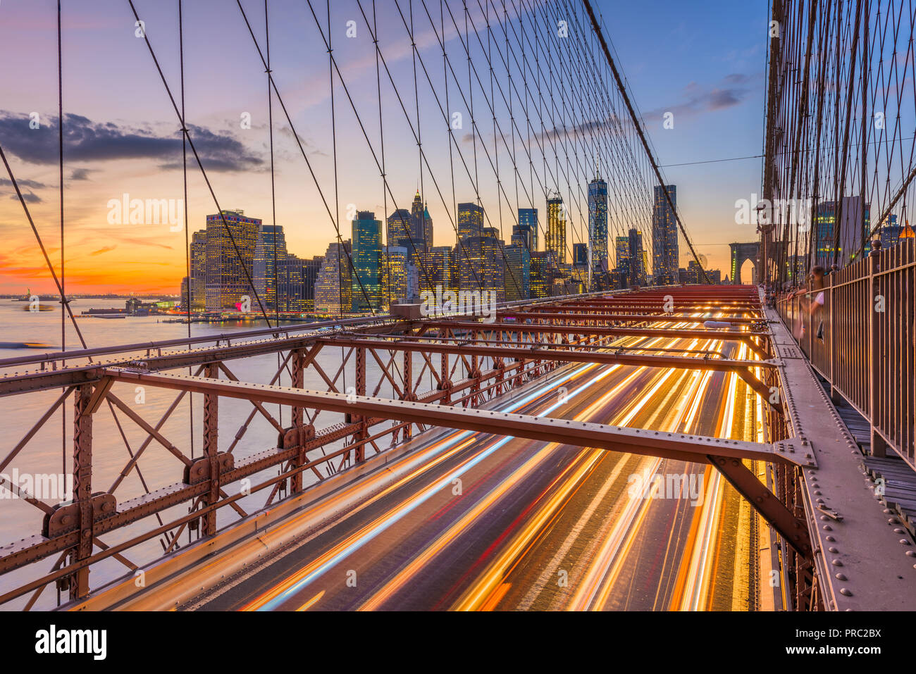 New York, New York, USA Lower Manhattan Skyline nach Sonnenuntergang von der Brooklyn Bridge. Stockfoto