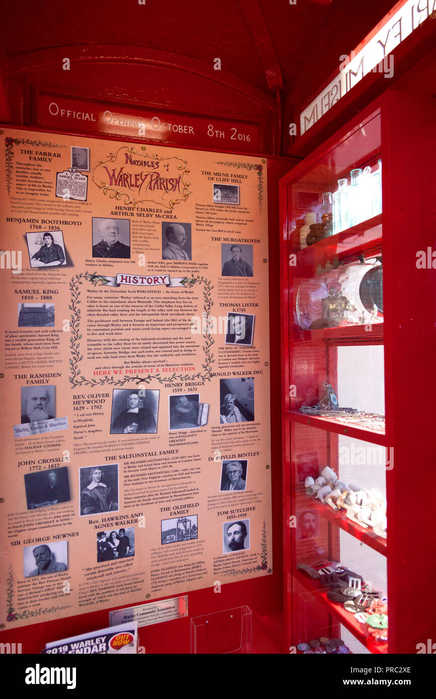 Warley Museum in einer Telefonzelle (kleinste Museum der Welt), Warley, West Yorkshire Stockfoto