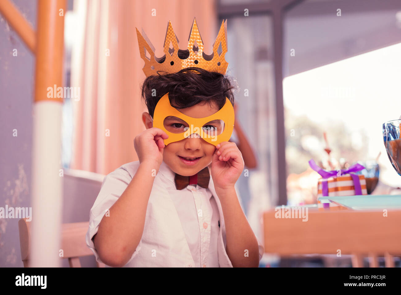 Acht junge tragen gelbe Maske, während Sie beim Karneval Stockfoto