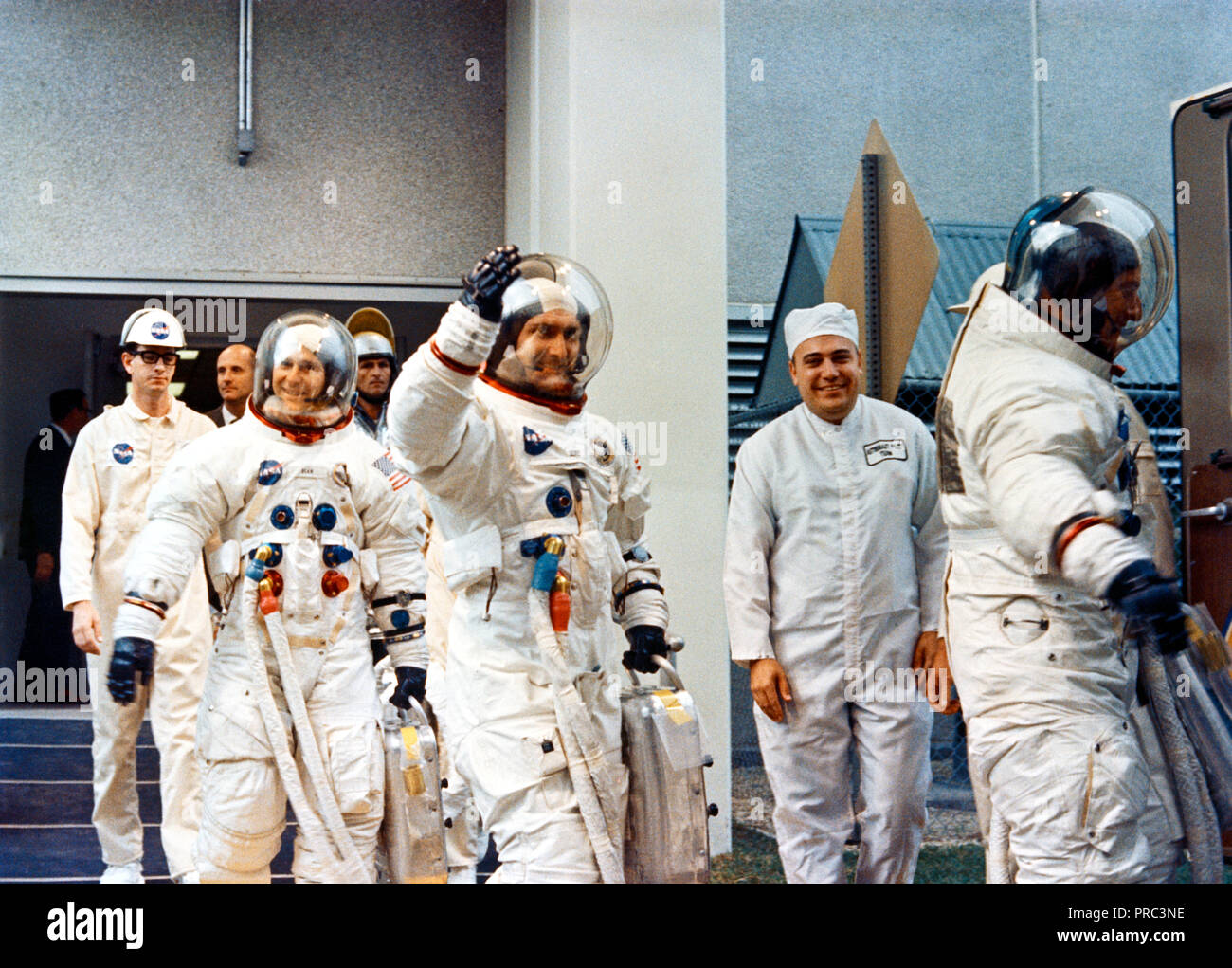 Die drei Apollo 12 crew Männer verlassen das Kennedy Space Center (KSC) bemannte Raumfahrzeuge Betriebsgebäude (MSOB) während der Apollo 12 prelaunch Countdown. Führende ist Astronaut Charles Conrad jr., Commander; von den Astronauten Richard F. Gordon jr., Befehl Modul pilot folgte, und Alan L. Bean, Lunar Module Pilot. Stockfoto
