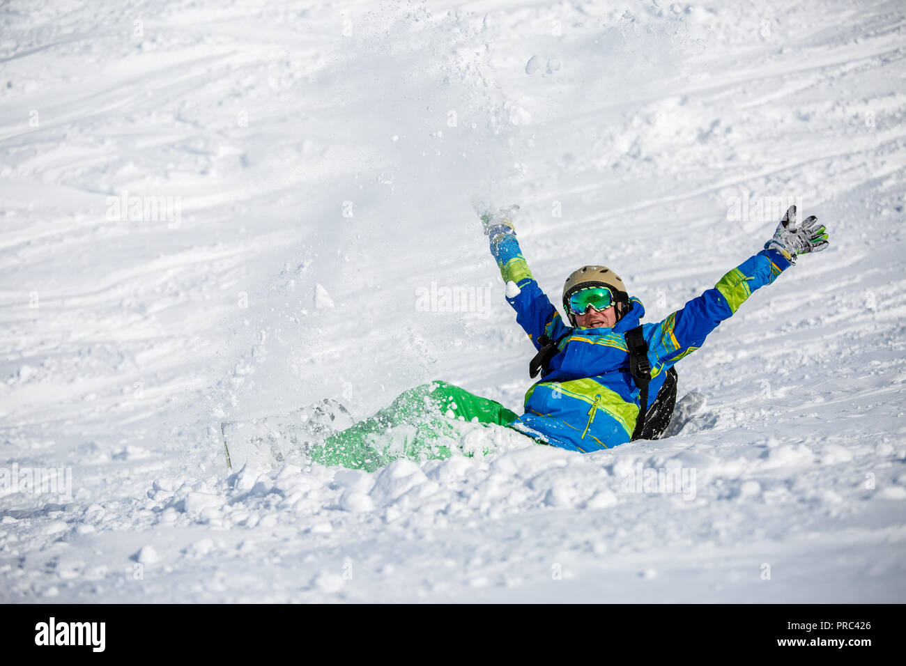 Bild von Sport Mann mit Snowboard liegen auf schneebedeckten Hang Stockfoto