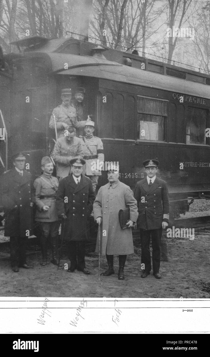 An diesem Punkt der vorläufigen Bedingungen des Waffenstillstandes wurden diskutiert. Auf der rechten Seite der Gruppe (2 Mann) General Weygand, Admiral Wemyss und Marschall Foch Stockfoto