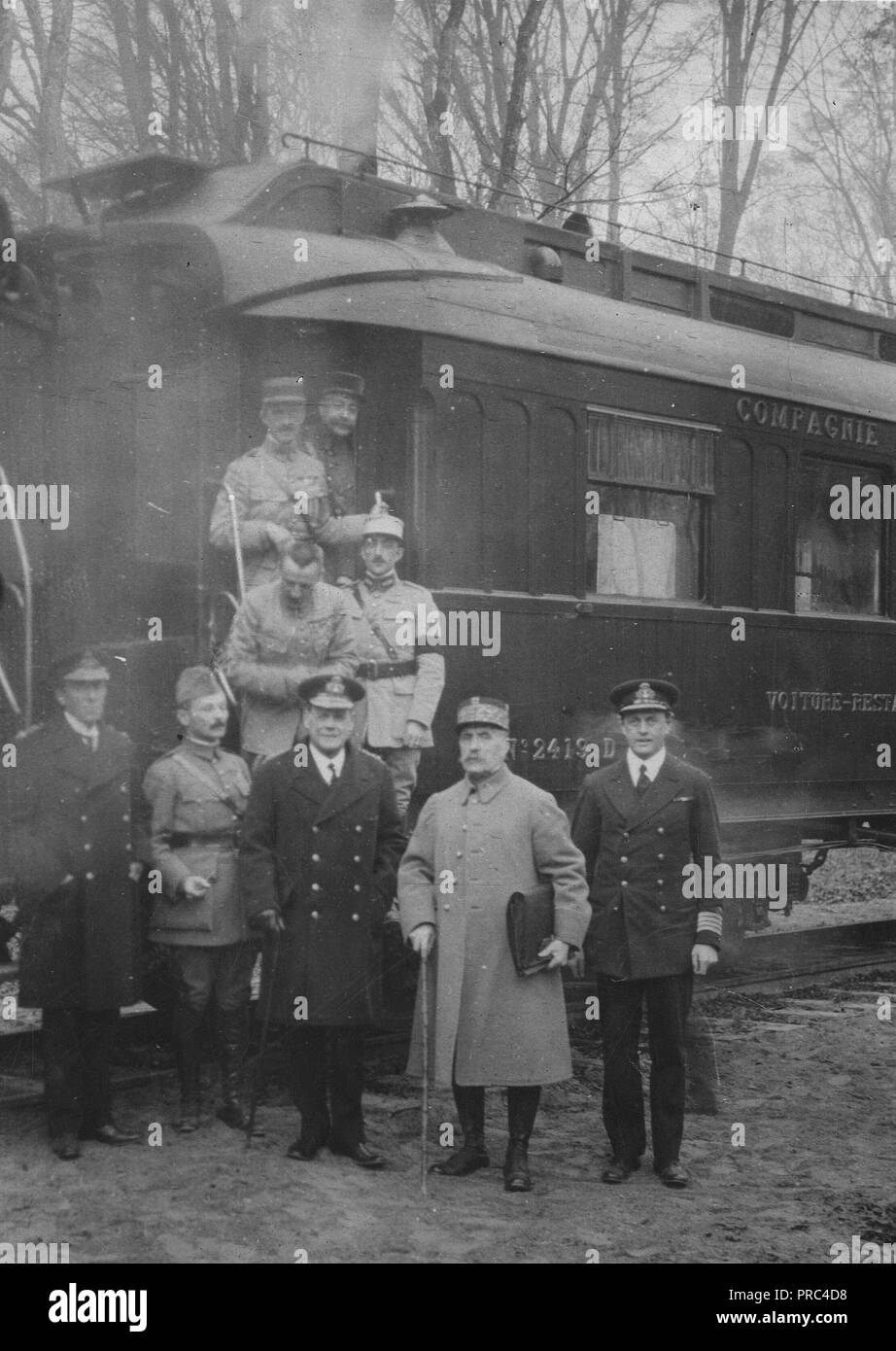 An diesem Punkt der vorläufigen Bedingungen des Waffenstillstandes wurden diskutiert. Auf der rechten Seite der Gruppe (2 Mann) General Weygand, Admiral Wemyss und Marschall Foch Stockfoto