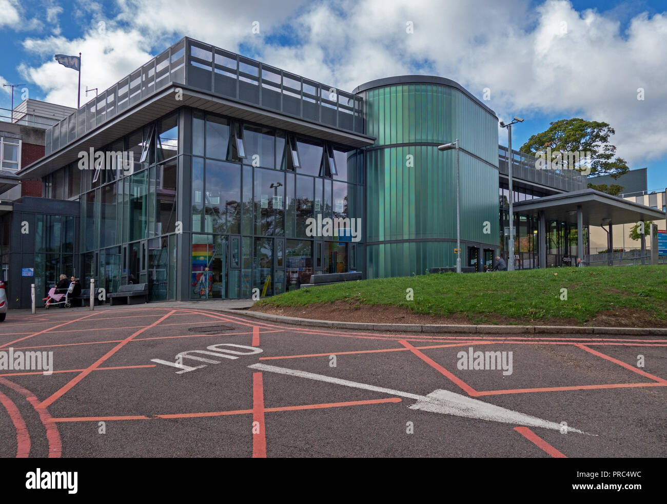 Zeitgenössische vordere Elevation und Eingang an der Rotherham NHS Trust Krankenhaus Stockfoto