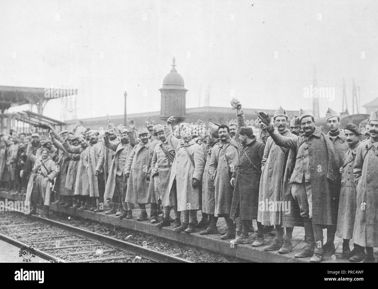 Waffenstillstand - Französische Soldaten Gruß die Amerikaner bei Ihrer Ankunft Stockfoto