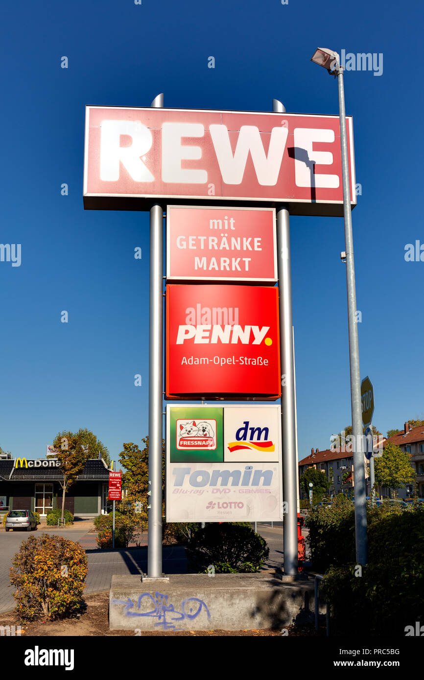 Rüsselsheim, Deutschland - 30. September 2018 - unterzeichnen Sie Gantry des deutschen Supermarkt Firmen REWE und Penny mit McDonalds im Hintergrund Stockfoto