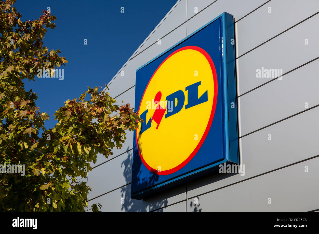 Rüsselsheim, Deutschland - 30. September 2018 - Lidl Discount Store mit blauem Himmel in den späten Sommer Licht Stockfoto