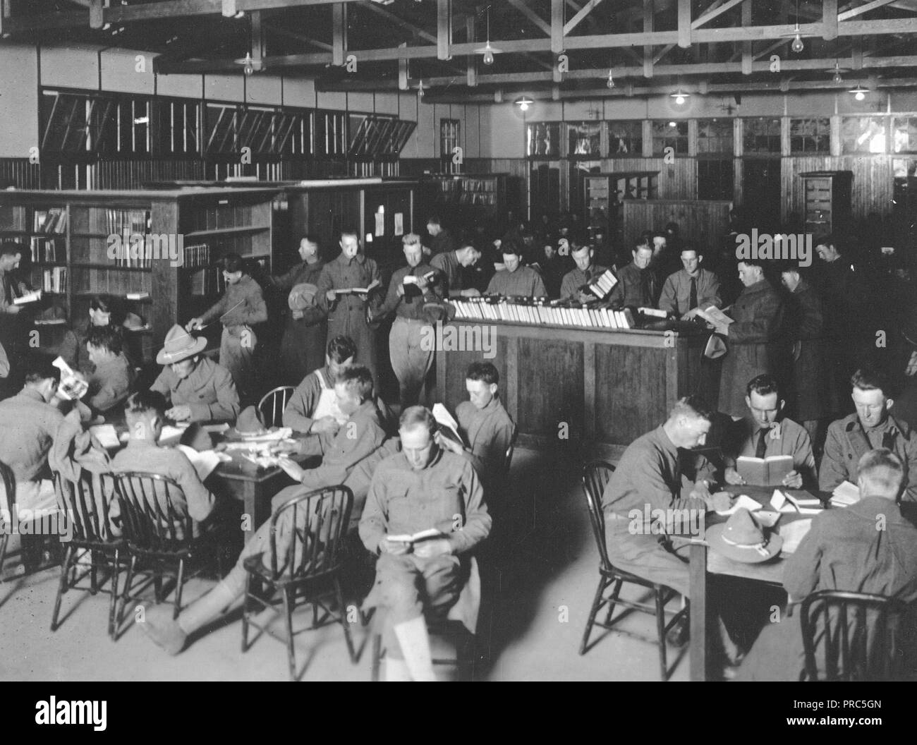 1918 oder 1919 - die Bibliothek "in Aktion" bei ca. 7:30 Uhr am Abend. Dies ist typisch für jeden Abend. Camp Kearny, Linda Vista, Cal Stockfoto