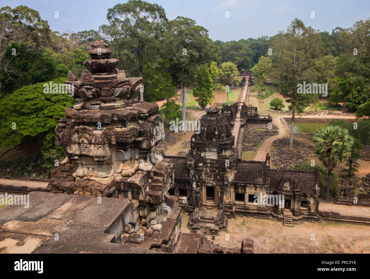 Turm und Eingang der alten Angkor Thom Tempel in Angkor Baphuon, in der Nähe von Siem Reap, Kambodscha, Asien. Buddhistische Kloster aus dem 12. Jahrhundert. Stockfoto