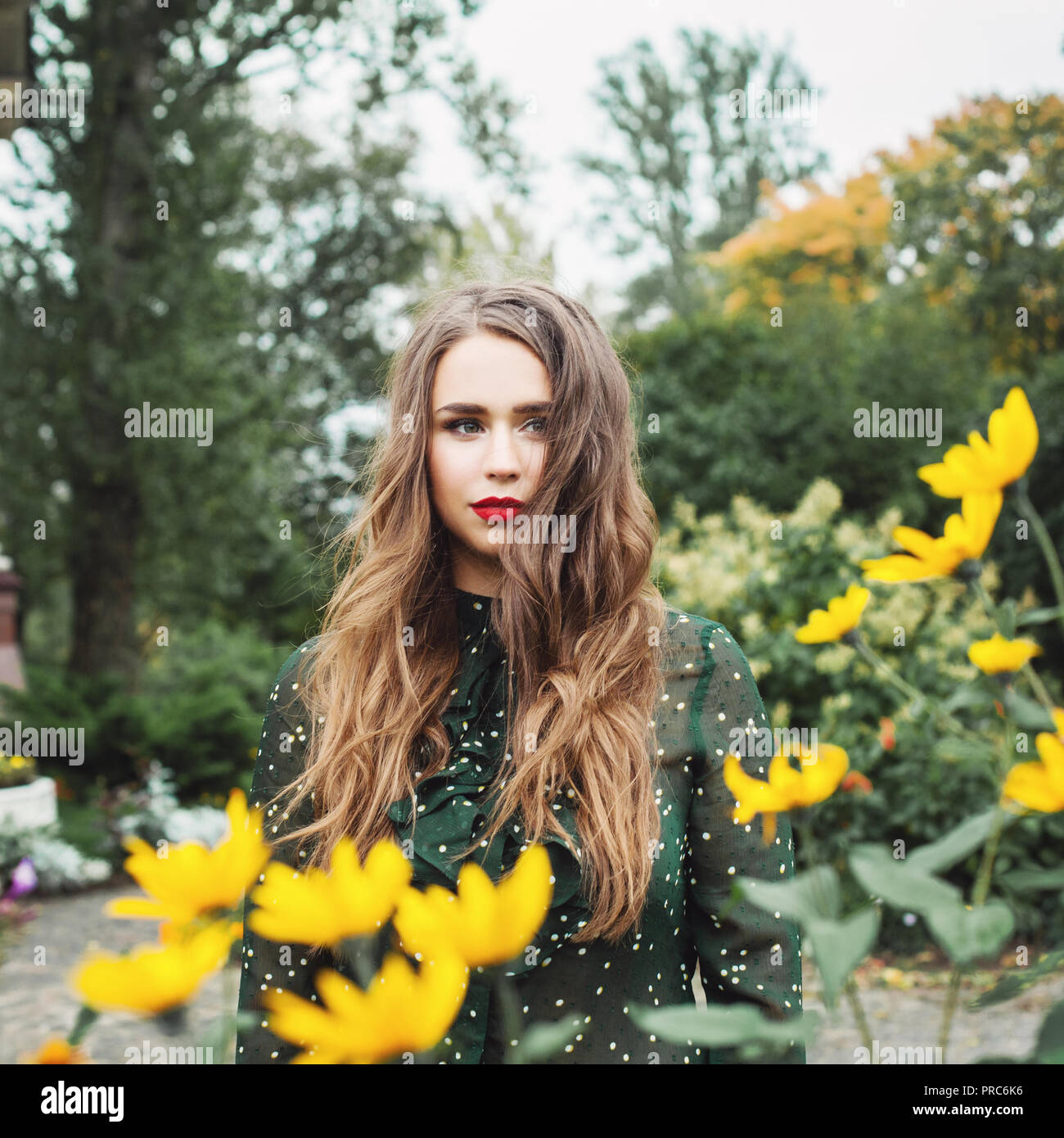 Junge Frau im Freien, romantische Portrait Stockfoto